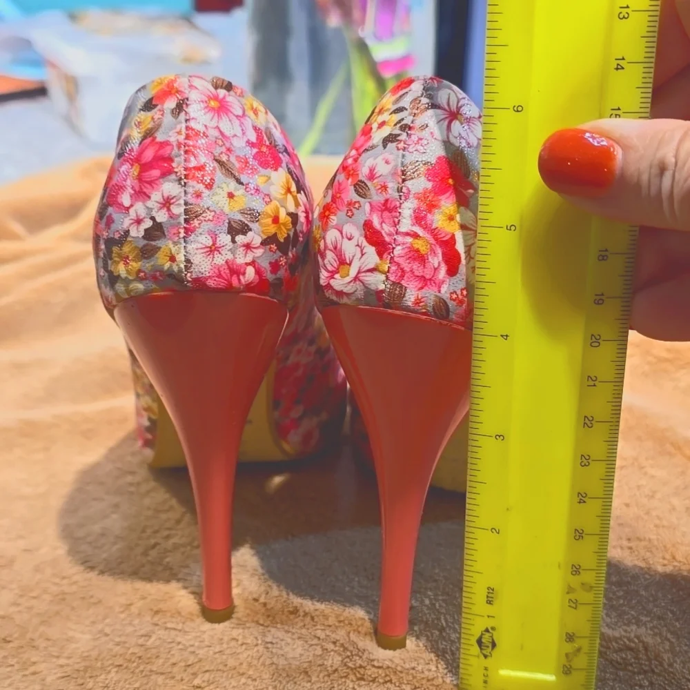 Leather Flowery Heels by Perla by Suli's - Picture 2 of 5